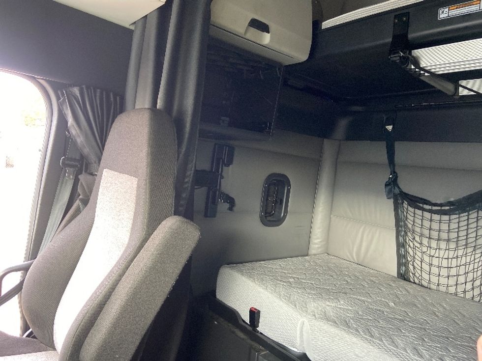 Sleeper Tractor-Heavy Duty Tractors-Freightliner-2022-T12664ST-San Antonio-TX-661,736\n\t\tmiles-$ 53,000 - Image 19