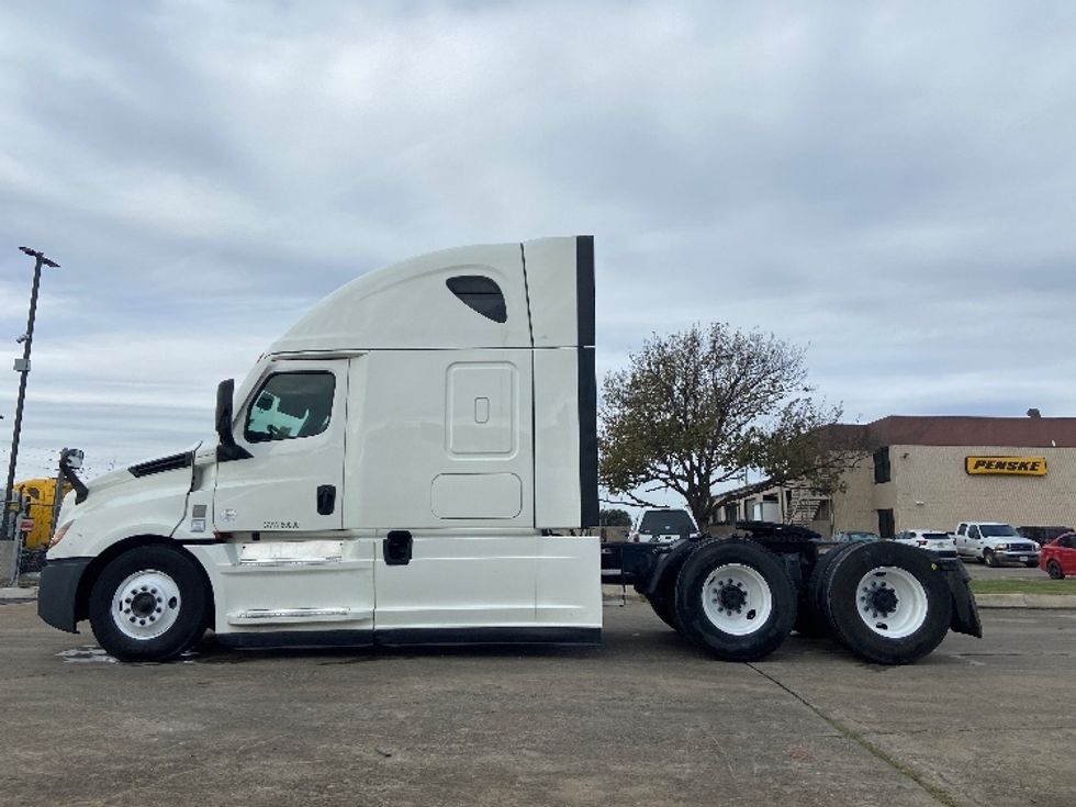 Sleeper Tractor-Heavy Duty Tractors-Freightliner-2022-T12664ST-San Antonio-TX-661,736\n\t\tmiles-$ 53,000 - Image 4