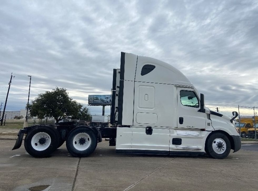 Sleeper Tractor-Heavy Duty Tractors-Freightliner-2022-T12664ST-San Antonio-TX-661,736\n\t\tmiles-$ 53,000 - Image 8