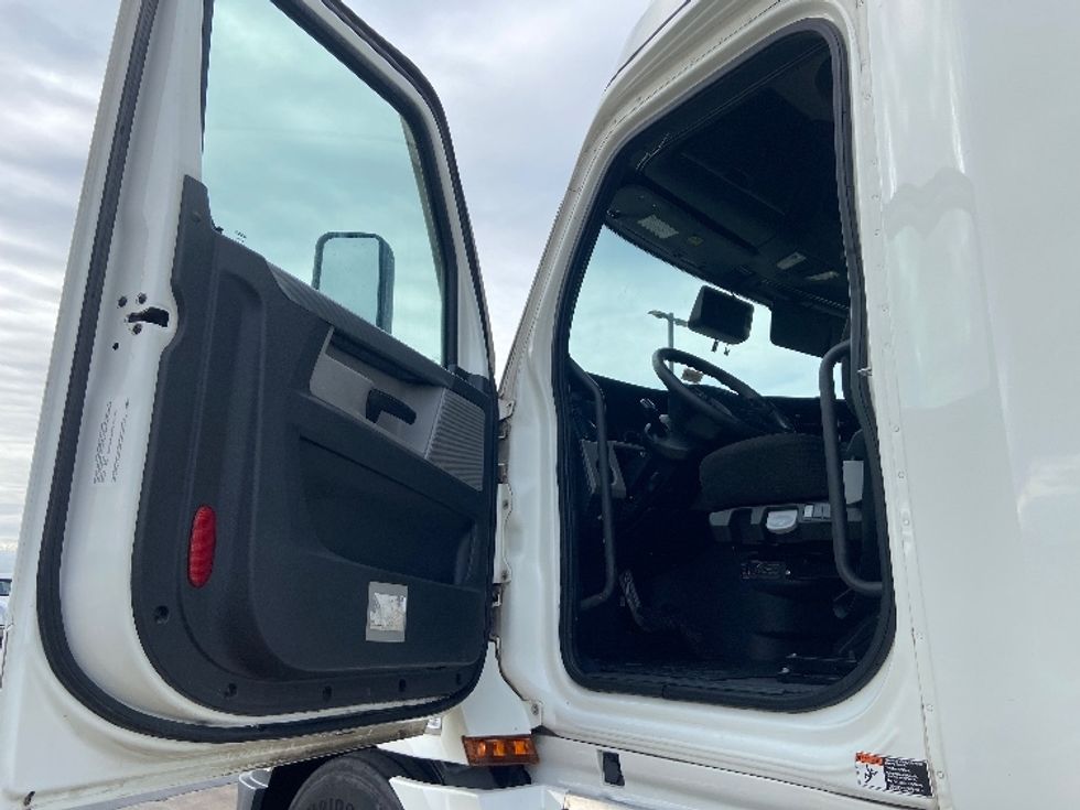 Sleeper Tractor-Heavy Duty Tractors-Freightliner-2022-T12664ST-San Antonio-TX-661,736\n\t\tmiles-$ 53,000 - Image 9