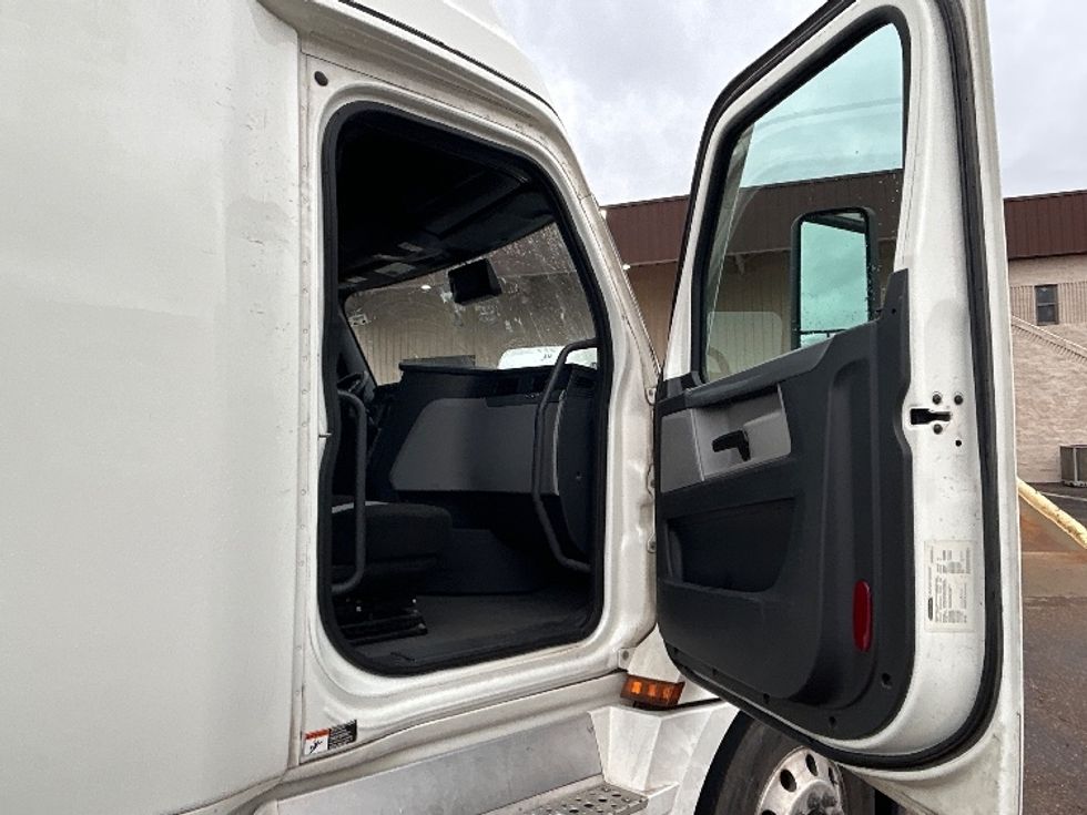 Sleeper Tractor-Heavy Duty Tractors-Freightliner-2022-T12664ST-San Antonio-TX-730,122\n\t\tmiles-$ 48,000 - Image 12