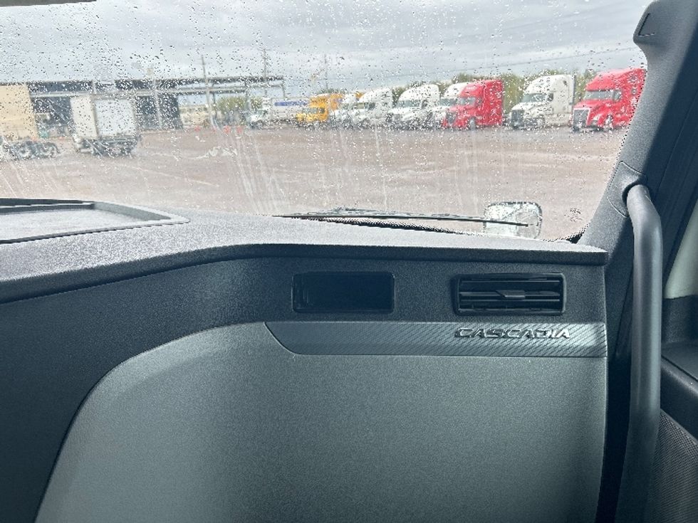 Sleeper Tractor-Heavy Duty Tractors-Freightliner-2022-T12664ST-San Antonio-TX-730,122\n\t\tmiles-$ 48,000 - Image 13