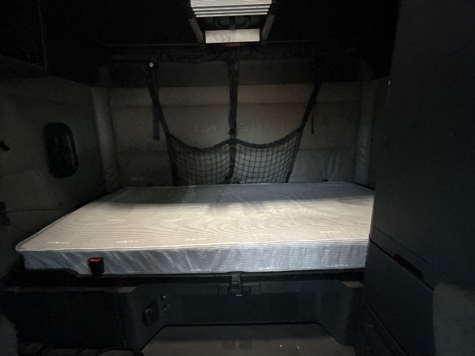 Sleeper Tractor-Heavy Duty Tractors-Freightliner-2022-T12664ST-San Antonio-TX-730,122\n\t\tmiles-$ 48,000 - Image 15