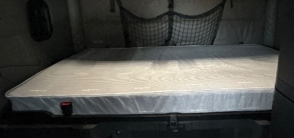 Sleeper Tractor-Heavy Duty Tractors-Freightliner-2022-T12664ST-San Antonio-TX-730,122\n\t\tmiles-$ 48,000 - Image 16