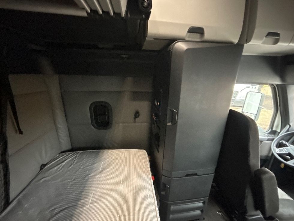 Sleeper Tractor-Heavy Duty Tractors-Freightliner-2022-T12664ST-San Antonio-TX-730,122\n\t\tmiles-$ 48,000 - Image 17