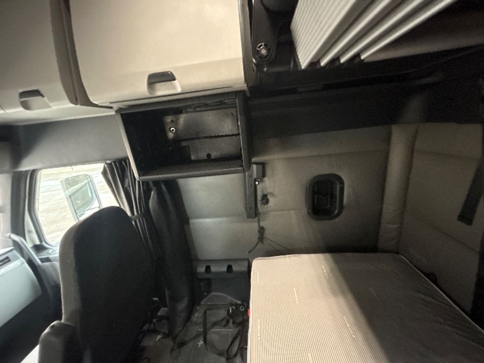 Sleeper Tractor-Heavy Duty Tractors-Freightliner-2022-T12664ST-San Antonio-TX-730,122\n\t\tmiles-$ 48,000 - Image 18
