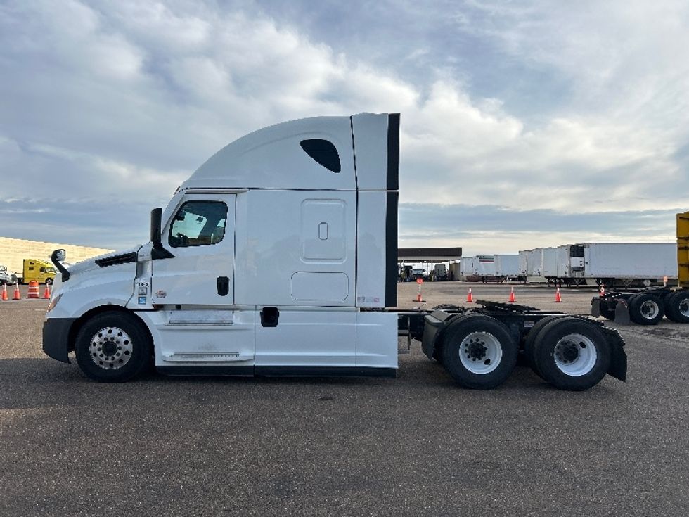 Sleeper Tractor-Heavy Duty Tractors-Freightliner-2022-T12664ST-San Antonio-TX-730,122\n\t\tmiles-$ 48,000 - Image 4