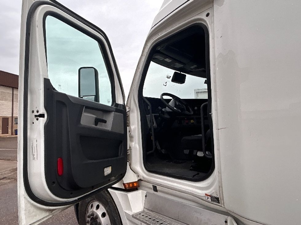 Sleeper Tractor-Heavy Duty Tractors-Freightliner-2022-T12664ST-San Antonio-TX-730,122\n\t\tmiles-$ 48,000 - Image 8