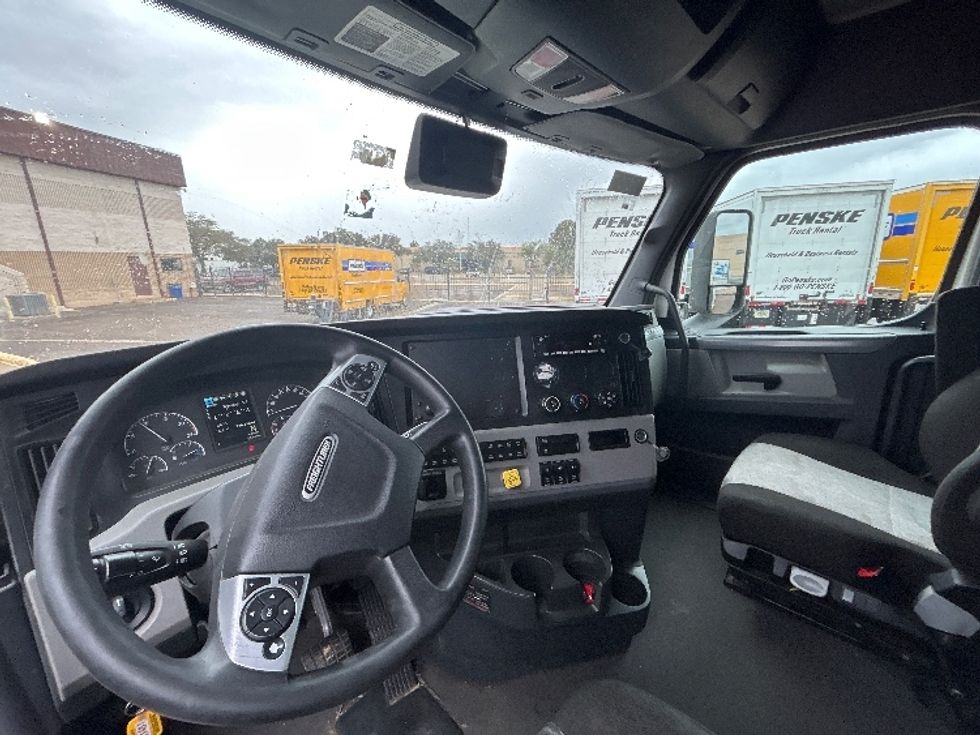 Sleeper Tractor-Heavy Duty Tractors-Freightliner-2022-T12664ST-San Antonio-TX-730,122\n\t\tmiles-$ 48,000 - Image 9