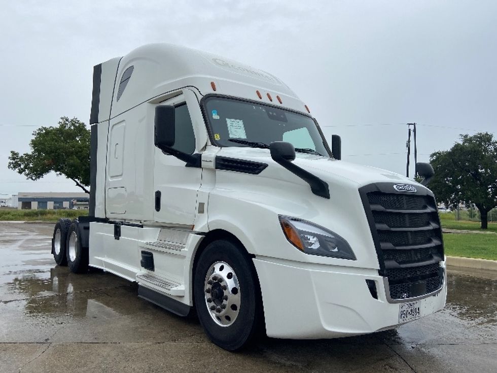 Sleeper Tractor-Heavy Duty Tractors-Freightliner-2022-T12664ST-San Antonio-TX-755,524\n\t\tmiles-$ 49,250 - Image 1