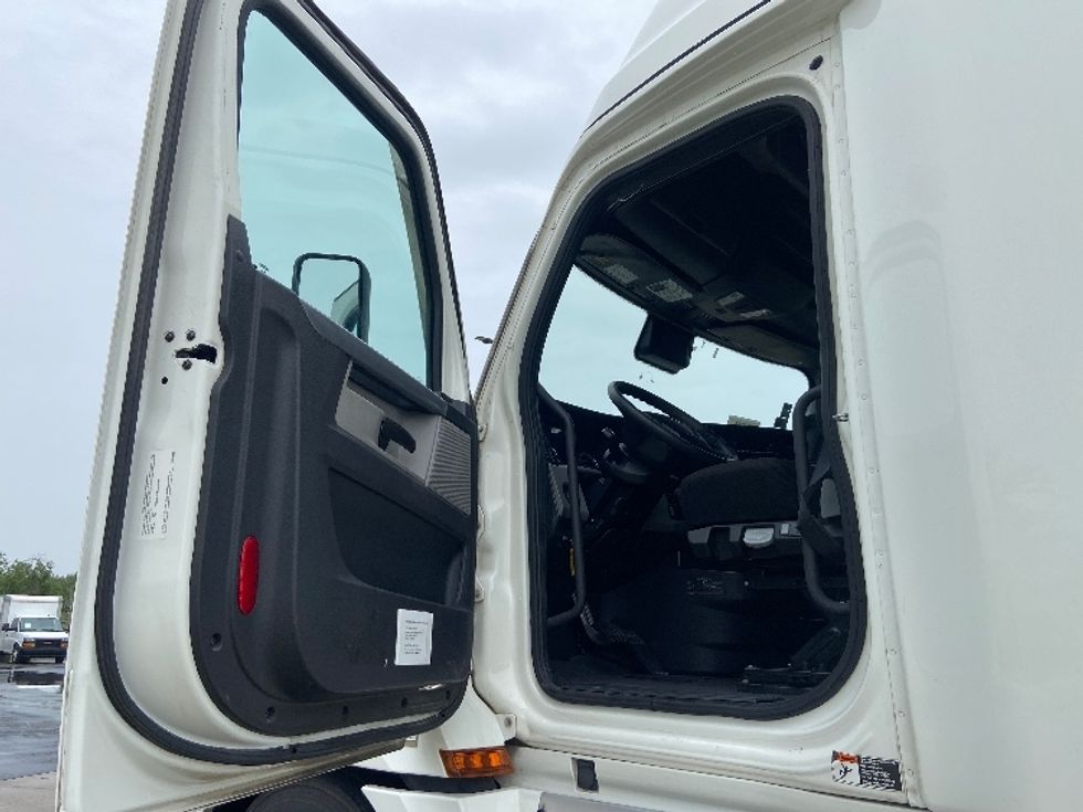 Sleeper Tractor-Heavy Duty Tractors-Freightliner-2022-T12664ST-San Antonio-TX-755,524\n\t\tmiles-$ 49,250 - Image 11