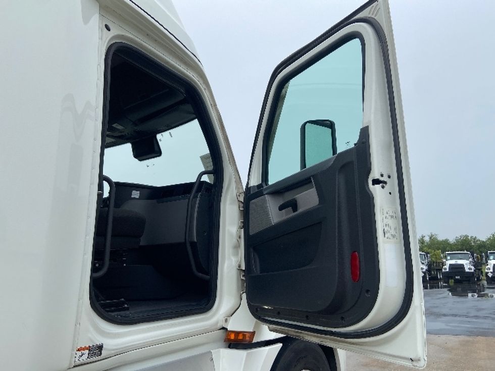 Sleeper Tractor-Heavy Duty Tractors-Freightliner-2022-T12664ST-San Antonio-TX-755,524\n\t\tmiles-$ 49,250 - Image 13