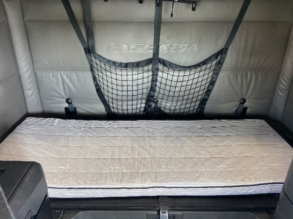 Sleeper Tractor-Heavy Duty Tractors-Freightliner-2022-T12664ST-San Antonio-TX-755,524\n\t\tmiles-$ 49,250 - Image 17