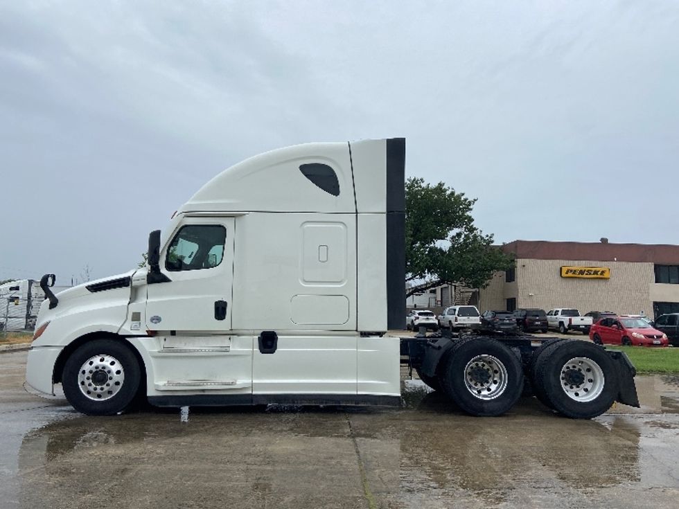 Sleeper Tractor-Heavy Duty Tractors-Freightliner-2022-T12664ST-San Antonio-TX-755,524\n\t\tmiles-$ 49,250 - Image 4