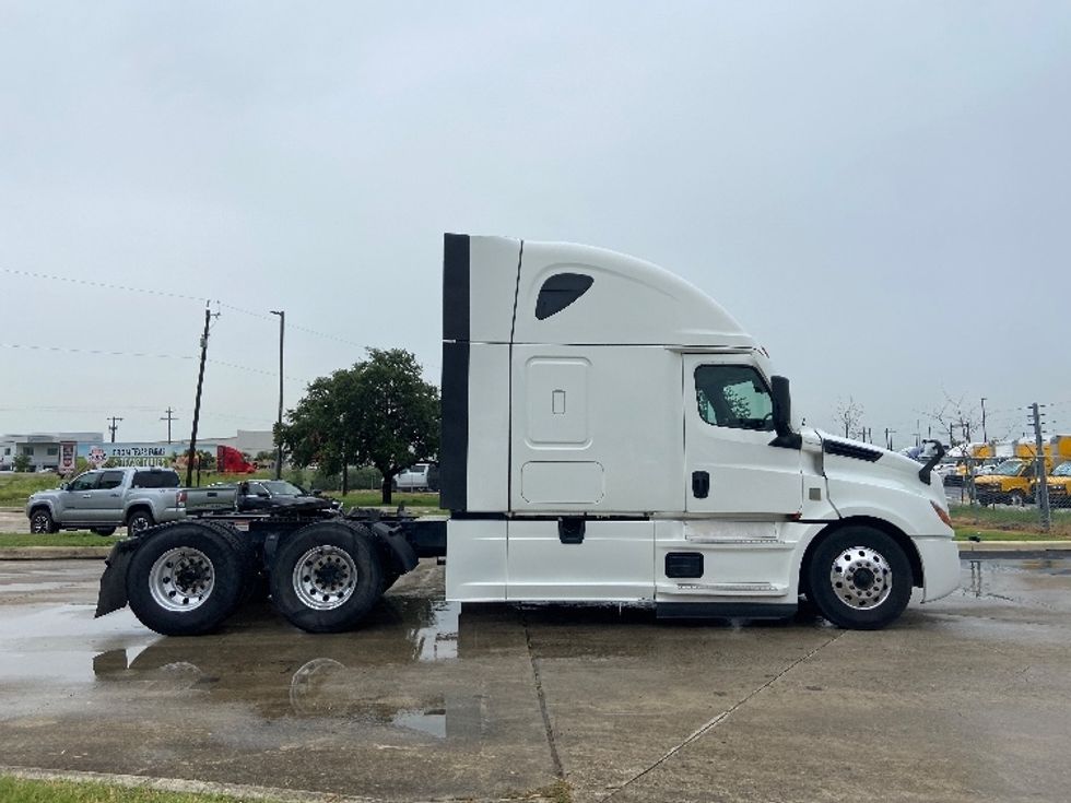 Sleeper Tractor-Heavy Duty Tractors-Freightliner-2022-T12664ST-San Antonio-TX-755,524\n\t\tmiles-$ 49,250 - Image 8
