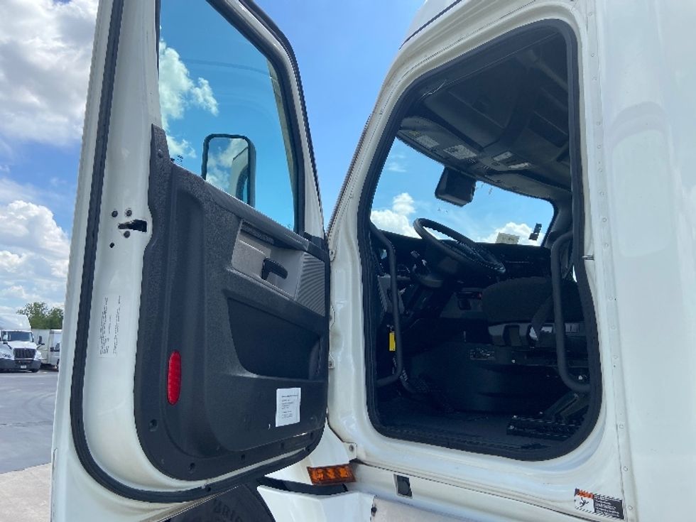 Sleeper Tractor-Heavy Duty Tractors-Freightliner-2022-T12664ST-San Antonio-TX-755,524\n\t\tmiles-$ 49,250 - Image 9