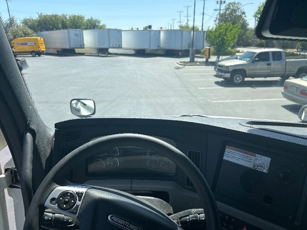 Sleeper Tractor-Heavy Duty Tractors-Freightliner-2022-T12664ST-San Diego-CA-408,401\n\t\tmiles-$ 87,750 - Image 11