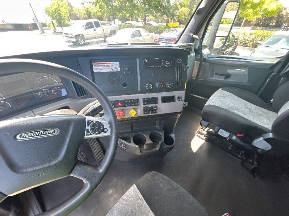 Sleeper Tractor-Heavy Duty Tractors-Freightliner-2022-T12664ST-San Diego-CA-408,401\n\t\tmiles-$ 87,750 - Image 12