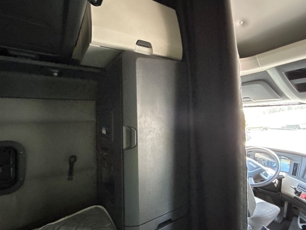 Sleeper Tractor-Heavy Duty Tractors-Freightliner-2022-T12664ST-San Diego-CA-408,401\n\t\tmiles-$ 87,750 - Image 18