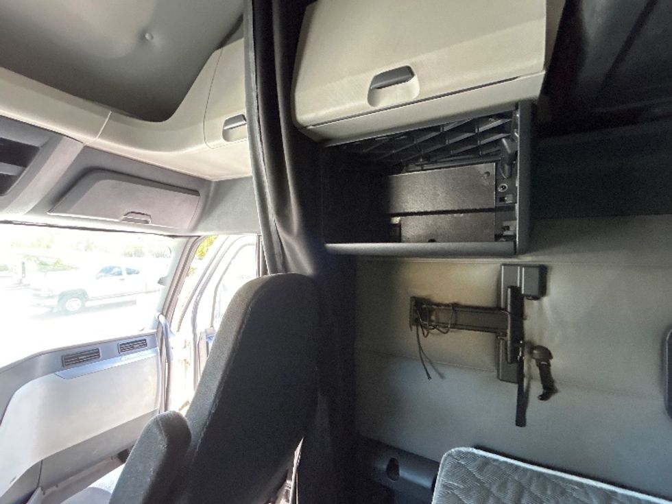 Sleeper Tractor-Heavy Duty Tractors-Freightliner-2022-T12664ST-San Diego-CA-408,401\n\t\tmiles-$ 87,750 - Image 19