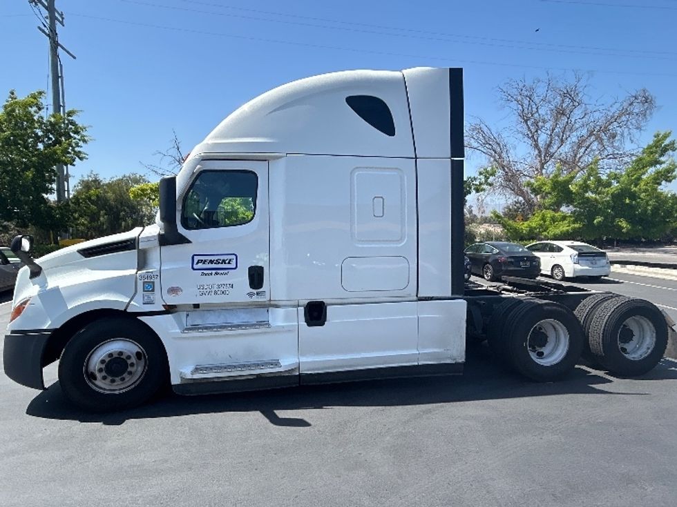 Sleeper Tractor-Heavy Duty Tractors-Freightliner-2022-T12664ST-San Diego-CA-408,401\n\t\tmiles-$ 87,750 - Image 4