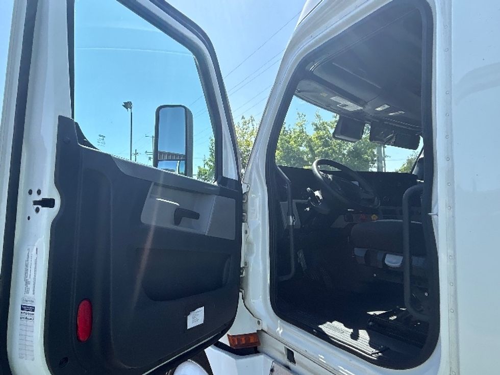 Sleeper Tractor-Heavy Duty Tractors-Freightliner-2022-T12664ST-San Diego-CA-408,401\n\t\tmiles-$ 87,750 - Image 9