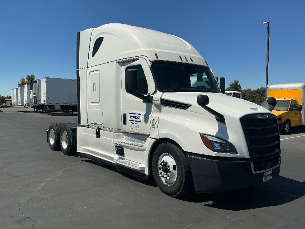 Sleeper Tractor-Heavy Duty Tractors-Freightliner-2022-T12664ST-San Diego-CA-547,983\n\t\tmiles-$ 72,750 - Image 1