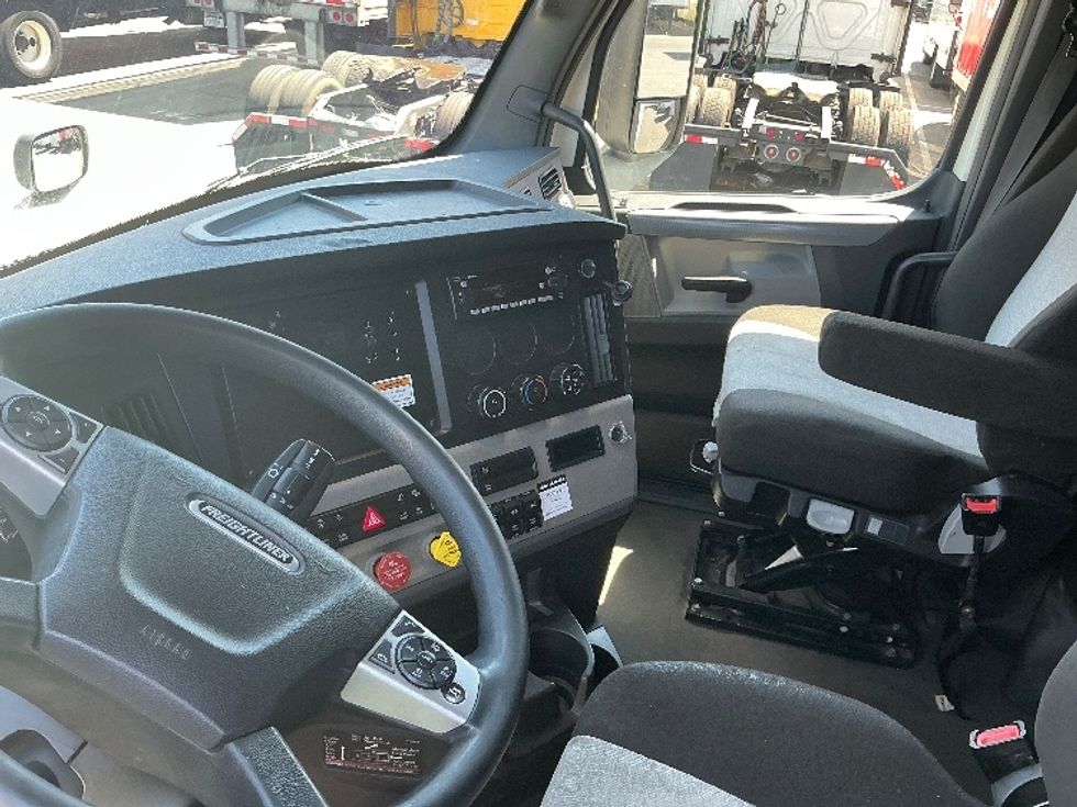 Sleeper Tractor-Heavy Duty Tractors-Freightliner-2022-T12664ST-San Diego-CA-547,983\n\t\tmiles-$ 72,750 - Image 10