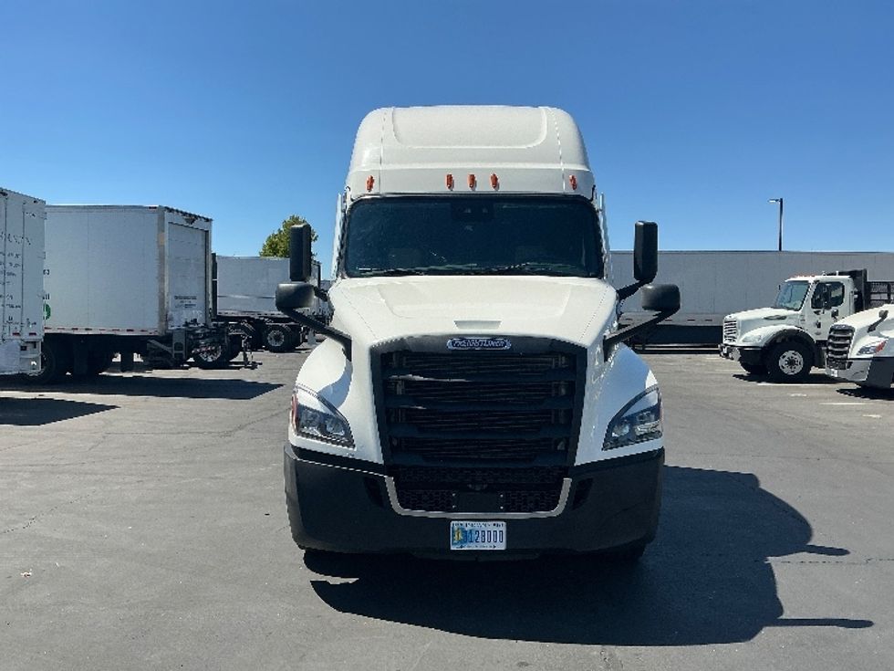 Sleeper Tractor-Heavy Duty Tractors-Freightliner-2022-T12664ST-San Diego-CA-547,983\n\t\tmiles-$ 72,750 - Image 2