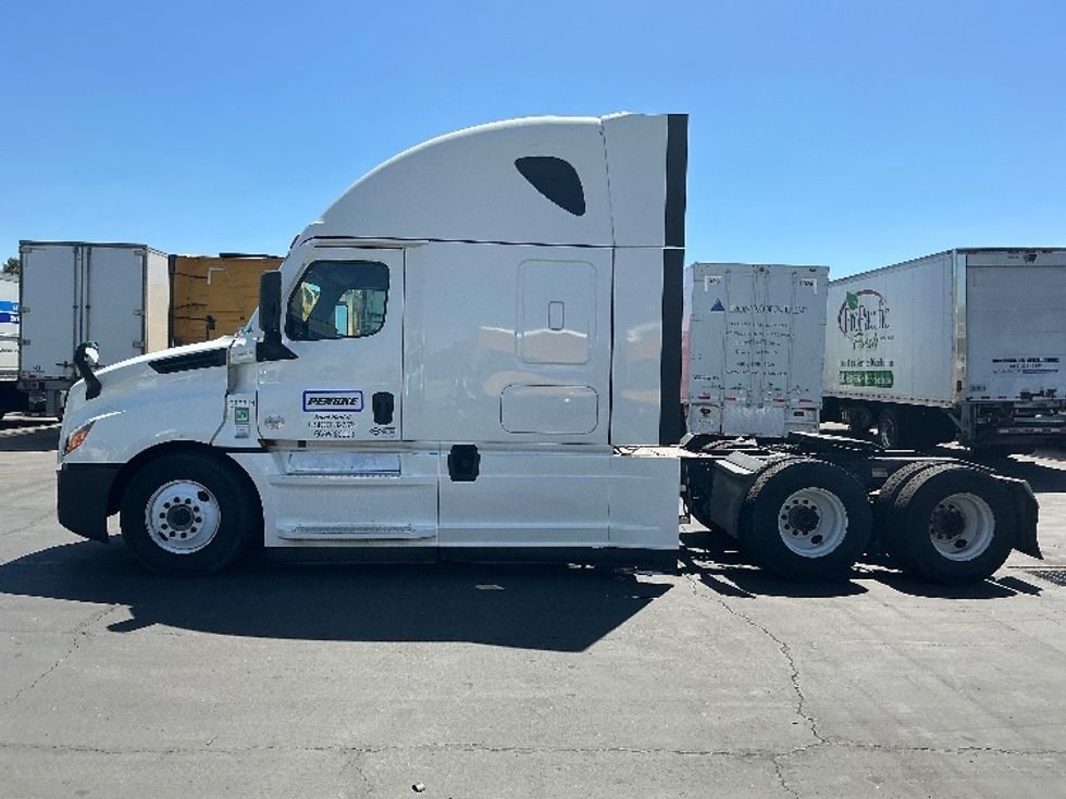 Sleeper Tractor-Heavy Duty Tractors-Freightliner-2022-T12664ST-San Diego-CA-547,983\n\t\tmiles-$ 72,750 - Image 4