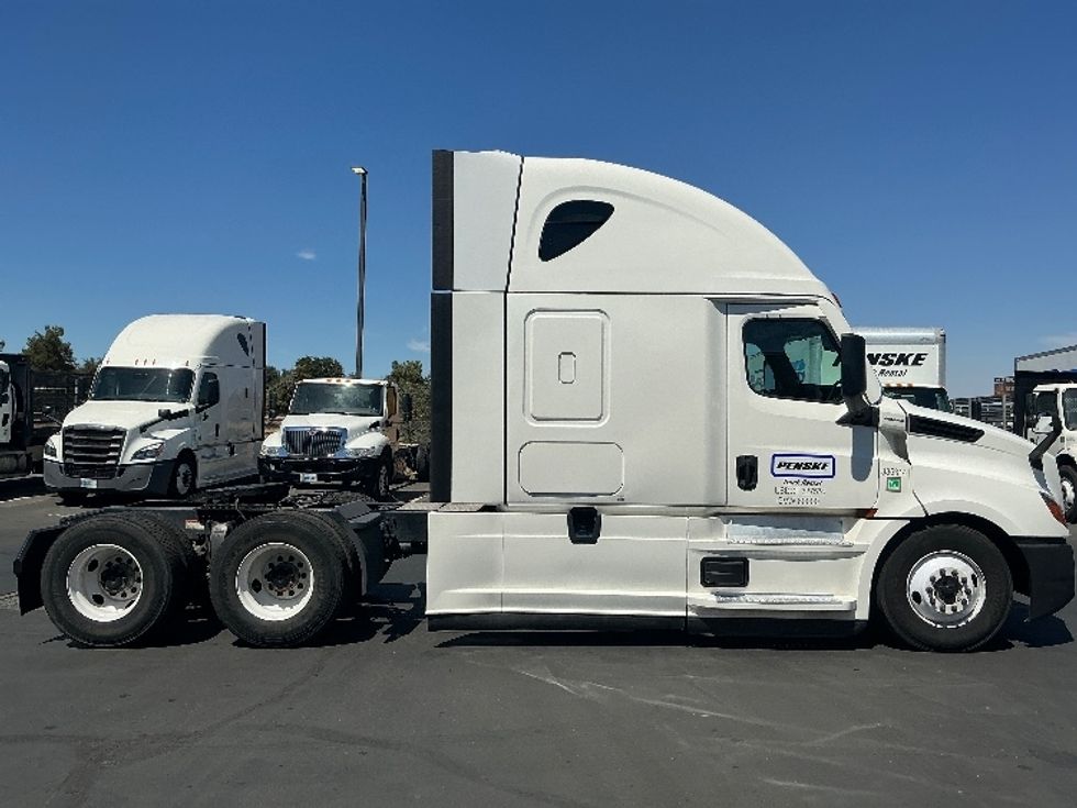 Sleeper Tractor-Heavy Duty Tractors-Freightliner-2022-T12664ST-San Diego-CA-547,983\n\t\tmiles-$ 72,750 - Image 8