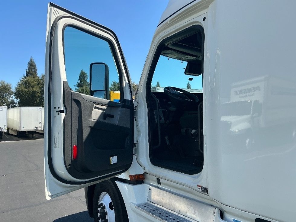Sleeper Tractor-Heavy Duty Tractors-Freightliner-2022-T12664ST-San Diego-CA-547,983\n\t\tmiles-$ 72,750 - Image 9