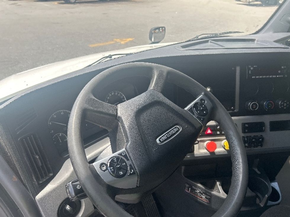 Sleeper Tractor-Heavy Duty Tractors-Freightliner-2022-T12664ST-San Diego-CA-558,663\n\t\tmiles-$ 76,750 - Image 10