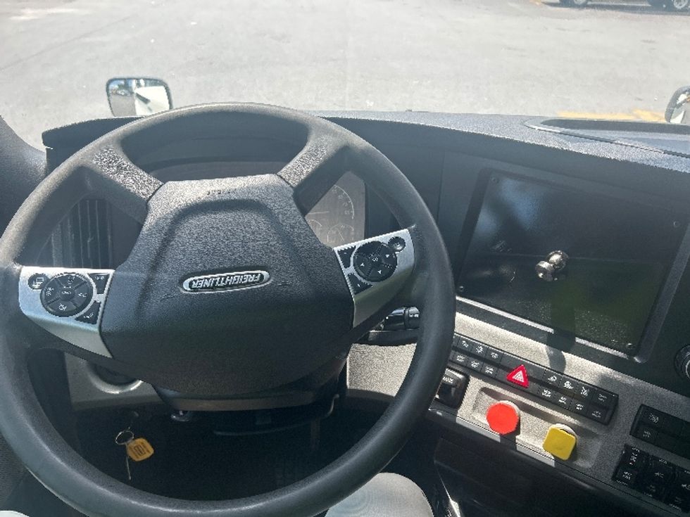 Sleeper Tractor-Heavy Duty Tractors-Freightliner-2022-T12664ST-San Diego-CA-558,663\n\t\tmiles-$ 76,750 - Image 11