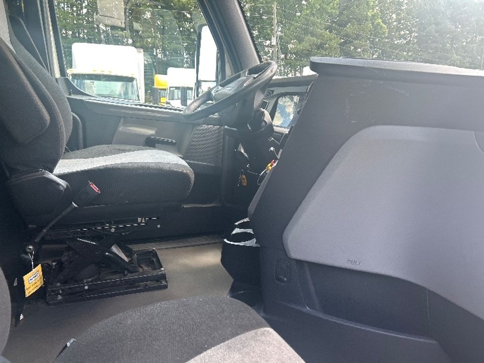 Sleeper Tractor-Heavy Duty Tractors-Freightliner-2022-T12664ST-San Diego-CA-558,663\n\t\tmiles-$ 76,750 - Image 15