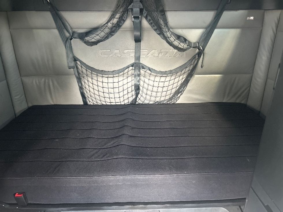 Sleeper Tractor-Heavy Duty Tractors-Freightliner-2022-T12664ST-San Diego-CA-558,663\n\t\tmiles-$ 76,750 - Image 16