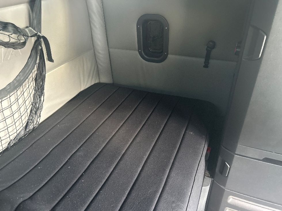 Sleeper Tractor-Heavy Duty Tractors-Freightliner-2022-T12664ST-San Diego-CA-558,663\n\t\tmiles-$ 76,750 - Image 17