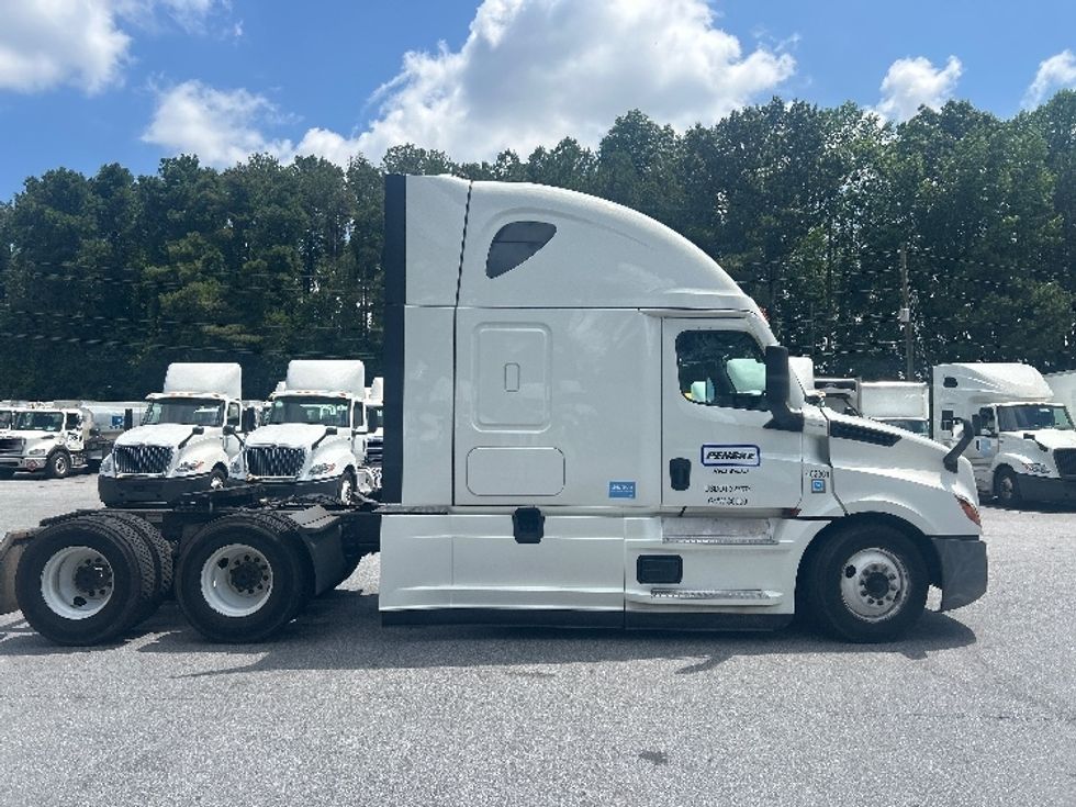 Sleeper Tractor-Heavy Duty Tractors-Freightliner-2022-T12664ST-San Diego-CA-558,663\n\t\tmiles-$ 76,750 - Image 8