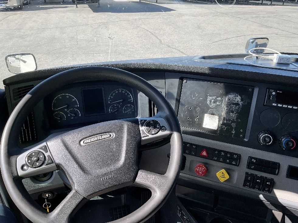 Sleeper Tractor-Heavy Duty Tractors-Freightliner-2022-T12664ST-San Leandro-CA-556,000\n\t\tmiles-$ 62,000 - Image 11