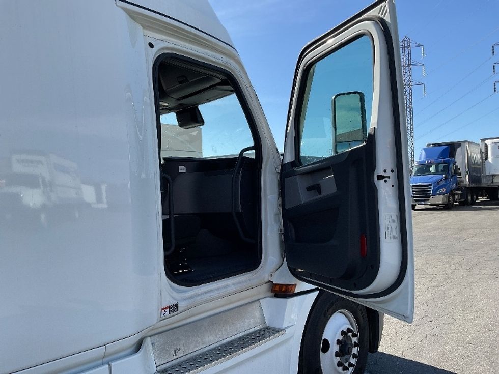 Sleeper Tractor-Heavy Duty Tractors-Freightliner-2022-T12664ST-San Leandro-CA-556,000\n\t\tmiles-$ 62,000 - Image 13