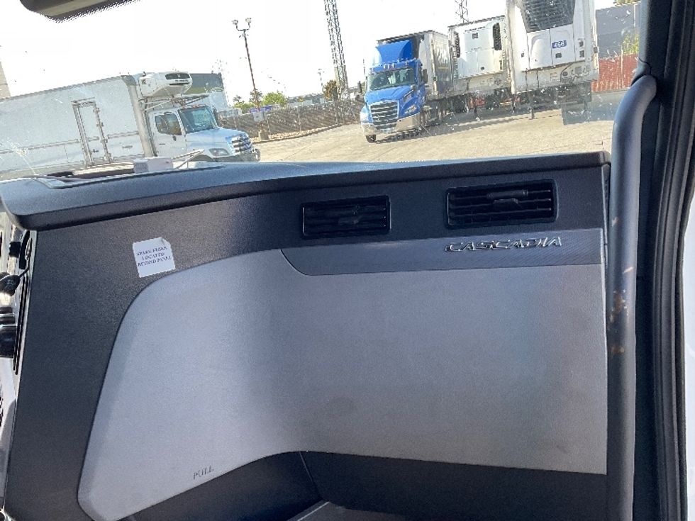 Sleeper Tractor-Heavy Duty Tractors-Freightliner-2022-T12664ST-San Leandro-CA-556,000\n\t\tmiles-$ 62,000 - Image 14