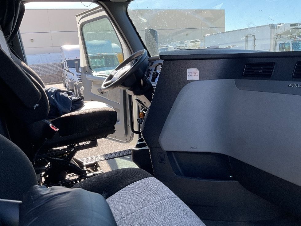 Sleeper Tractor-Heavy Duty Tractors-Freightliner-2022-T12664ST-San Leandro-CA-556,000\n\t\tmiles-$ 62,000 - Image 15