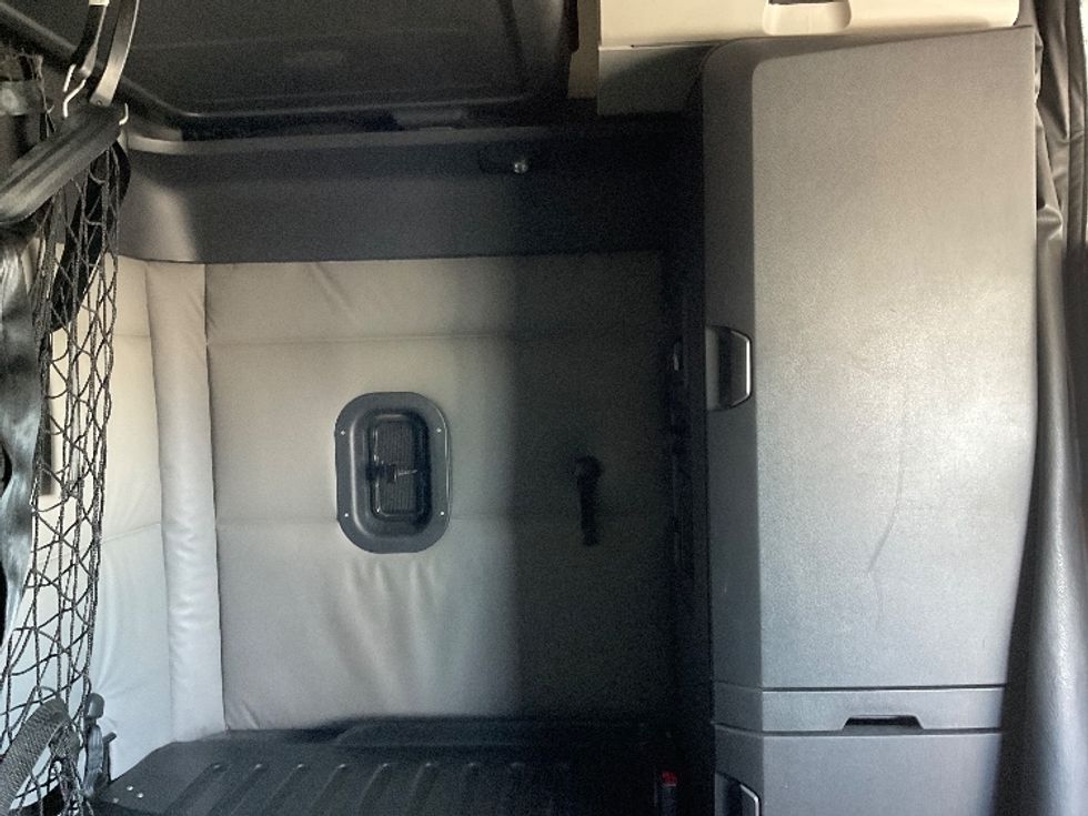 Sleeper Tractor-Heavy Duty Tractors-Freightliner-2022-T12664ST-San Leandro-CA-556,000\n\t\tmiles-$ 62,000 - Image 18