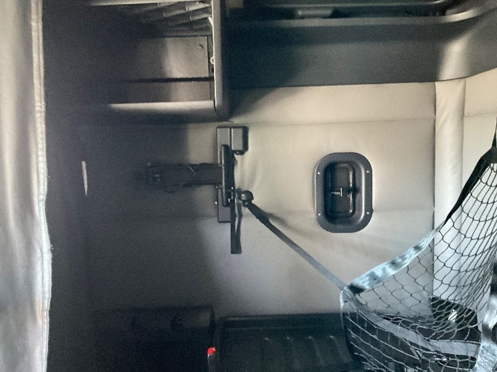 Sleeper Tractor-Heavy Duty Tractors-Freightliner-2022-T12664ST-San Leandro-CA-556,000\n\t\tmiles-$ 62,000 - Image 19