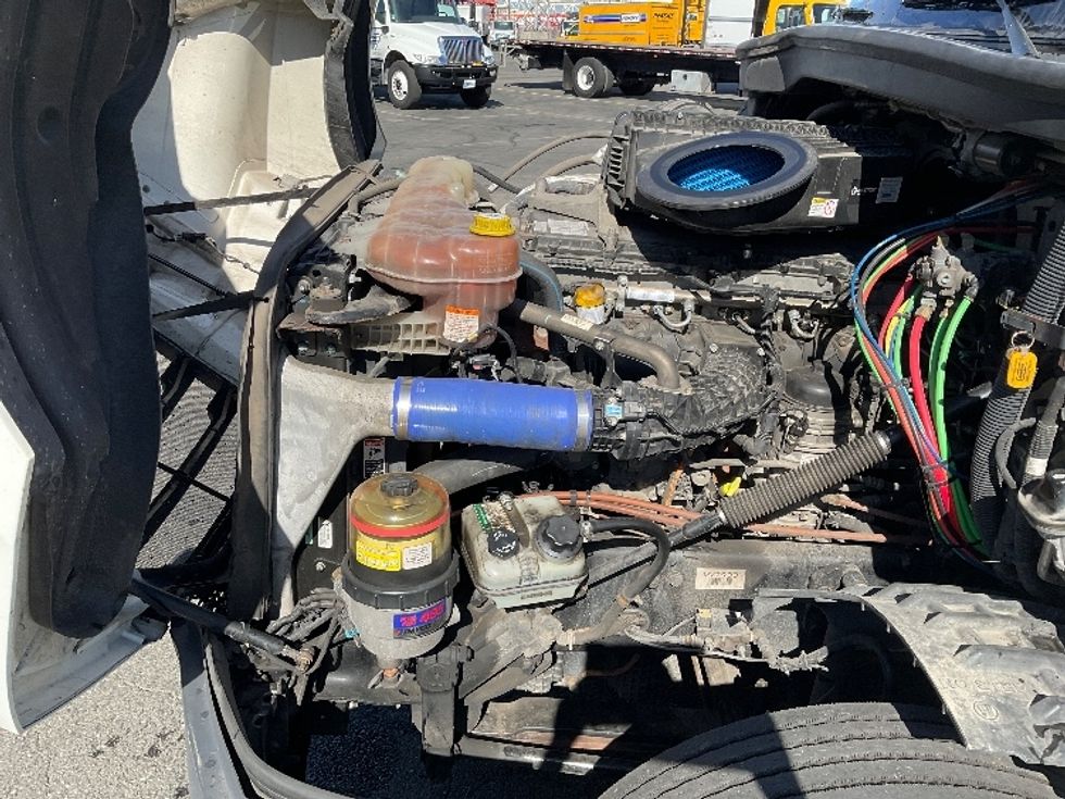 Sleeper Tractor-Heavy Duty Tractors-Freightliner-2022-T12664ST-San Leandro-CA-556,000\n\t\tmiles-$ 62,000 - Image 21