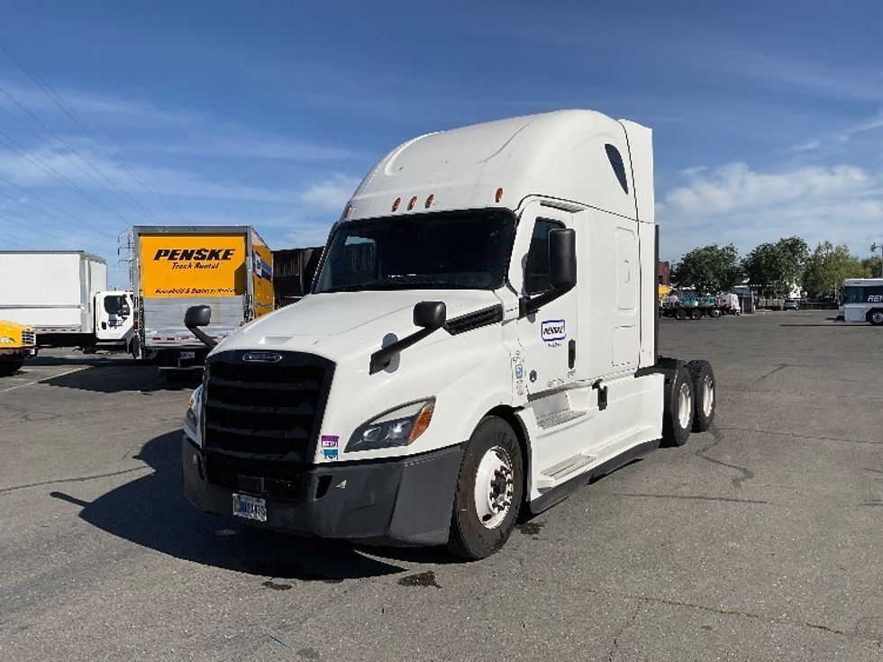 Sleeper Tractor-Heavy Duty Tractors-Freightliner-2022-T12664ST-San Leandro-CA-556,000\n\t\tmiles-$ 62,000 - Image 3
