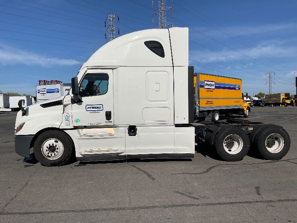 Sleeper Tractor-Heavy Duty Tractors-Freightliner-2022-T12664ST-San Leandro-CA-556,000\n\t\tmiles-$ 62,000 - Image 4