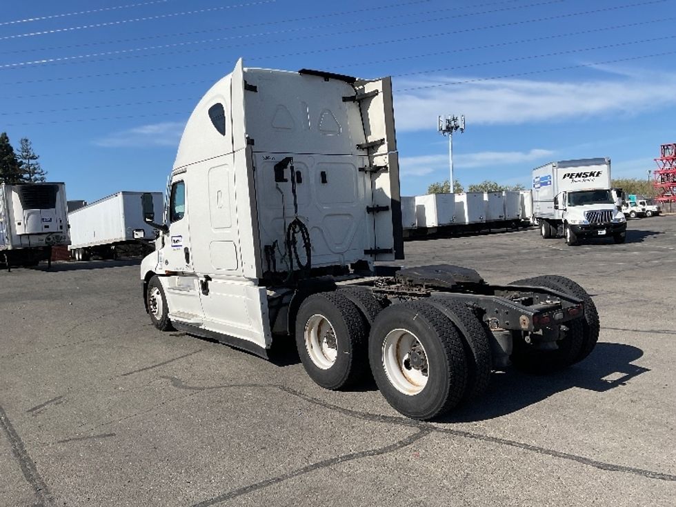 Sleeper Tractor-Heavy Duty Tractors-Freightliner-2022-T12664ST-San Leandro-CA-556,000\n\t\tmiles-$ 62,000 - Image 5