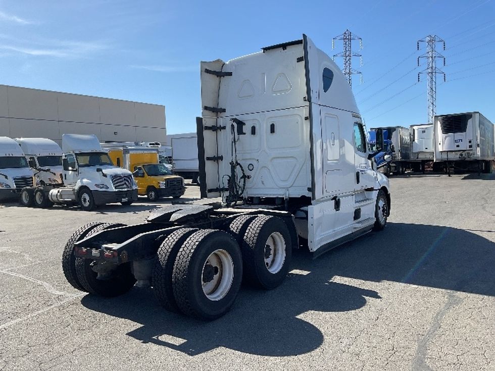 Sleeper Tractor-Heavy Duty Tractors-Freightliner-2022-T12664ST-San Leandro-CA-556,000\n\t\tmiles-$ 62,000 - Image 7