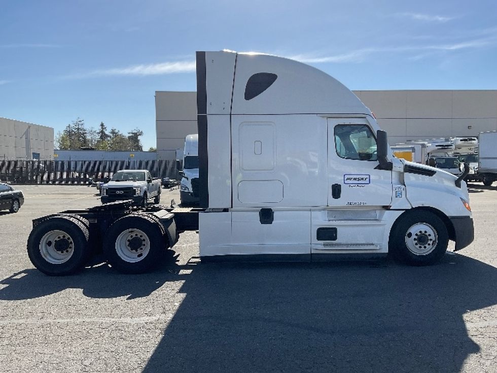 Sleeper Tractor-Heavy Duty Tractors-Freightliner-2022-T12664ST-San Leandro-CA-556,000\n\t\tmiles-$ 62,000 - Image 8